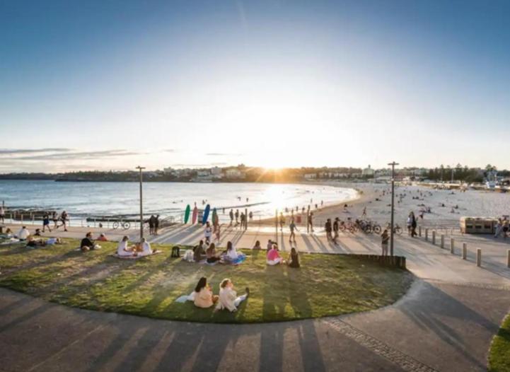 Best Location At Bondi Beach, On The Beach! Lägenhet Sydney Exteriör bild